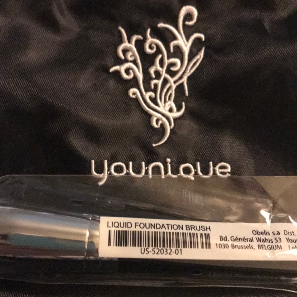 Younique liquid foundation brush